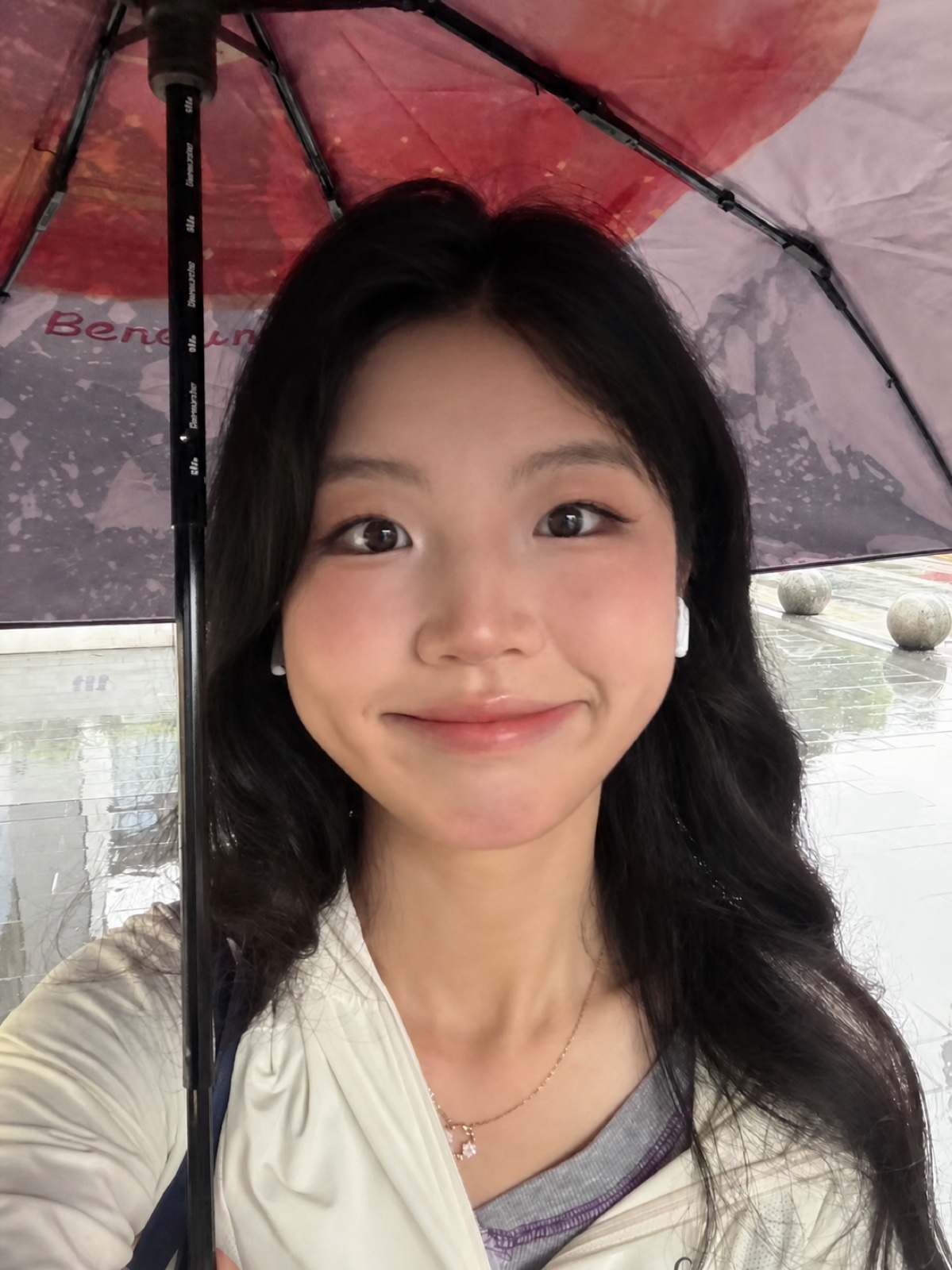 雨天撑伞自拍照片